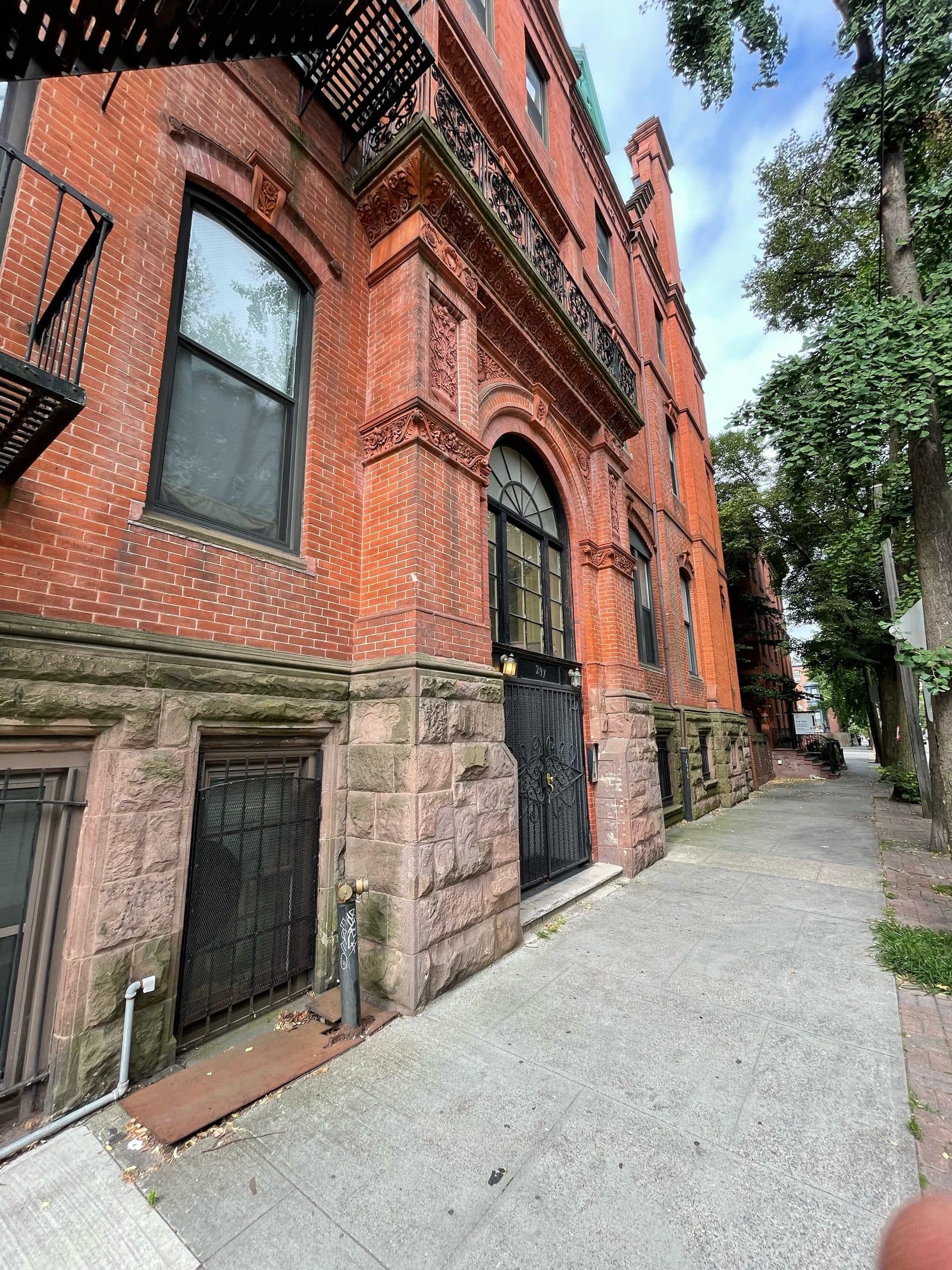 Entrada clásica de ladrillo en una calle de Jersey City