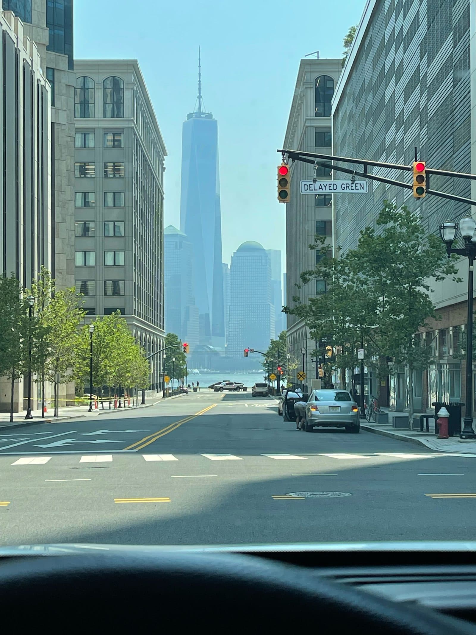 Calle del downtown de Jersey City hacia el skyline de Manhattan