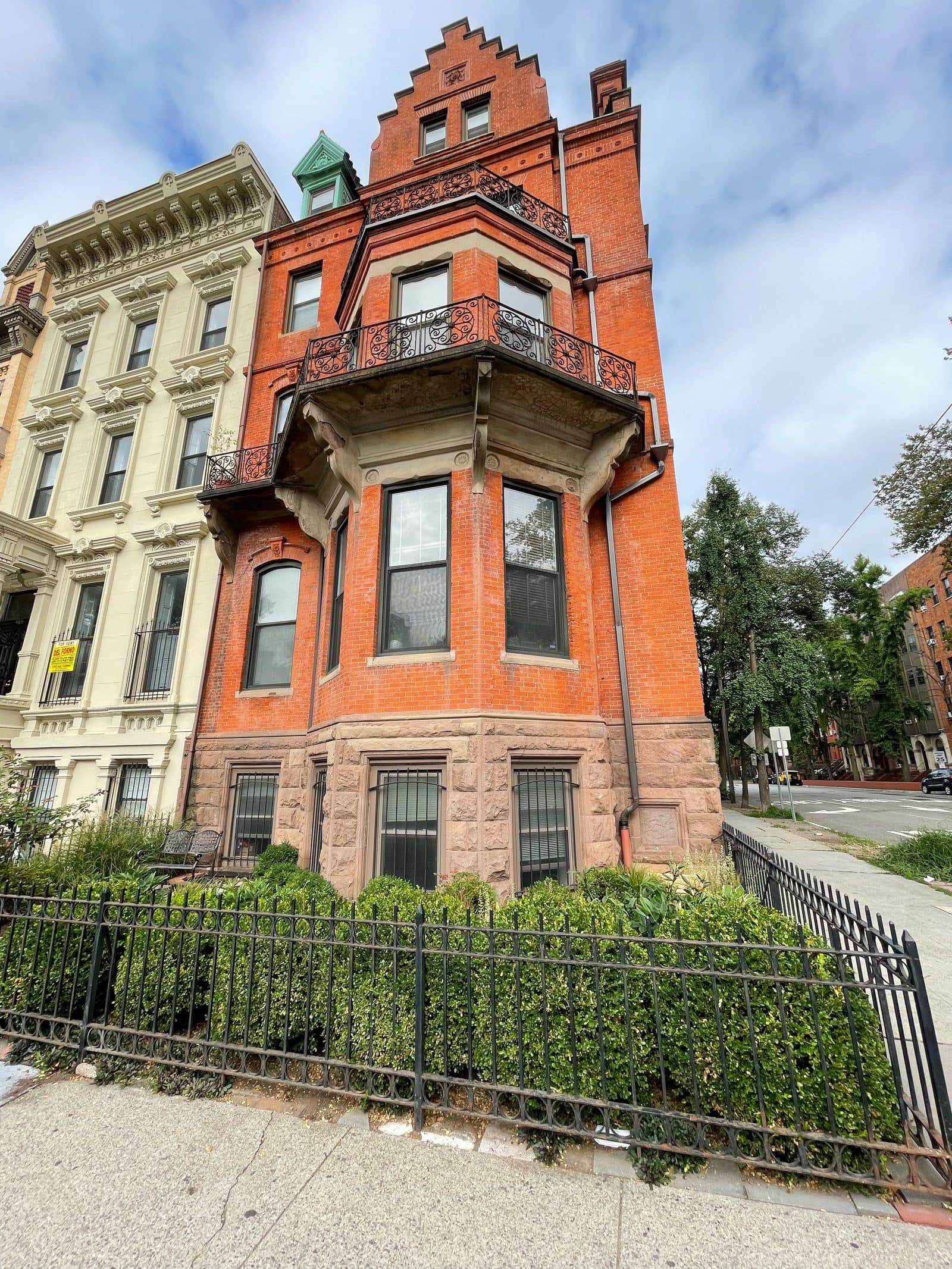 Paisaje urbano de casas de ladrillo histórico en Jersey City