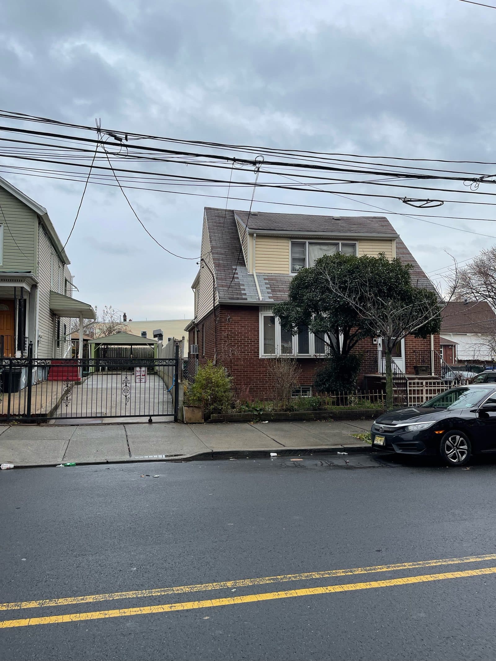Casa de ladrillo y revestimiento en una calle residencial de Jersey City