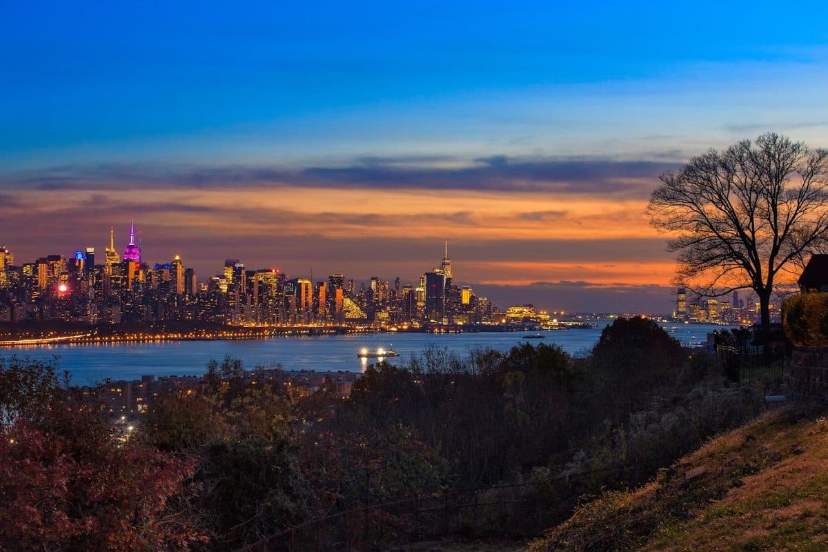 Skyline de Midtown Manhattan al atardecer desde el Hudson — vida de lujo en el condado de Hudson