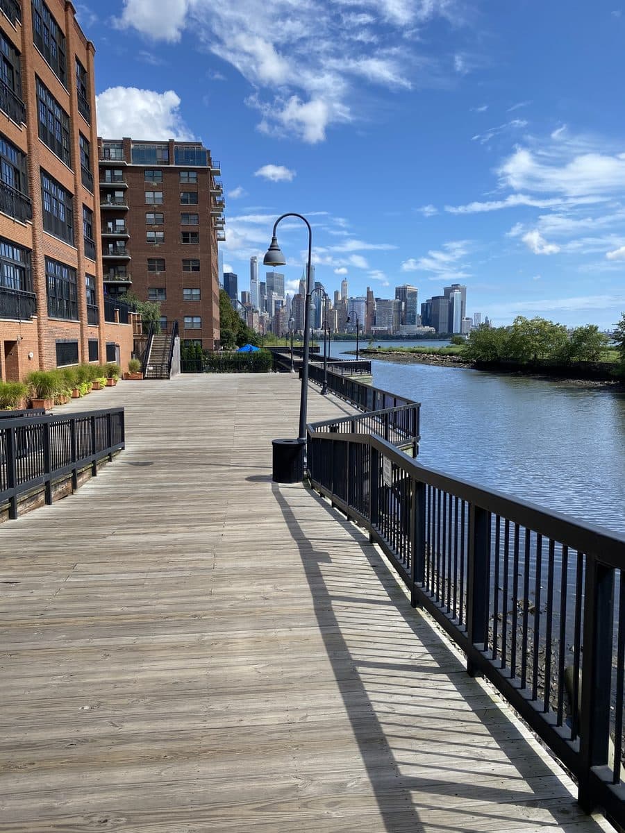 Paseo del waterfront del Hudson con el skyline de Nueva York al fondo
